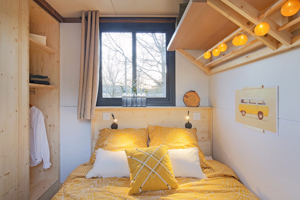 chambre chaleureuse d'une roulotte